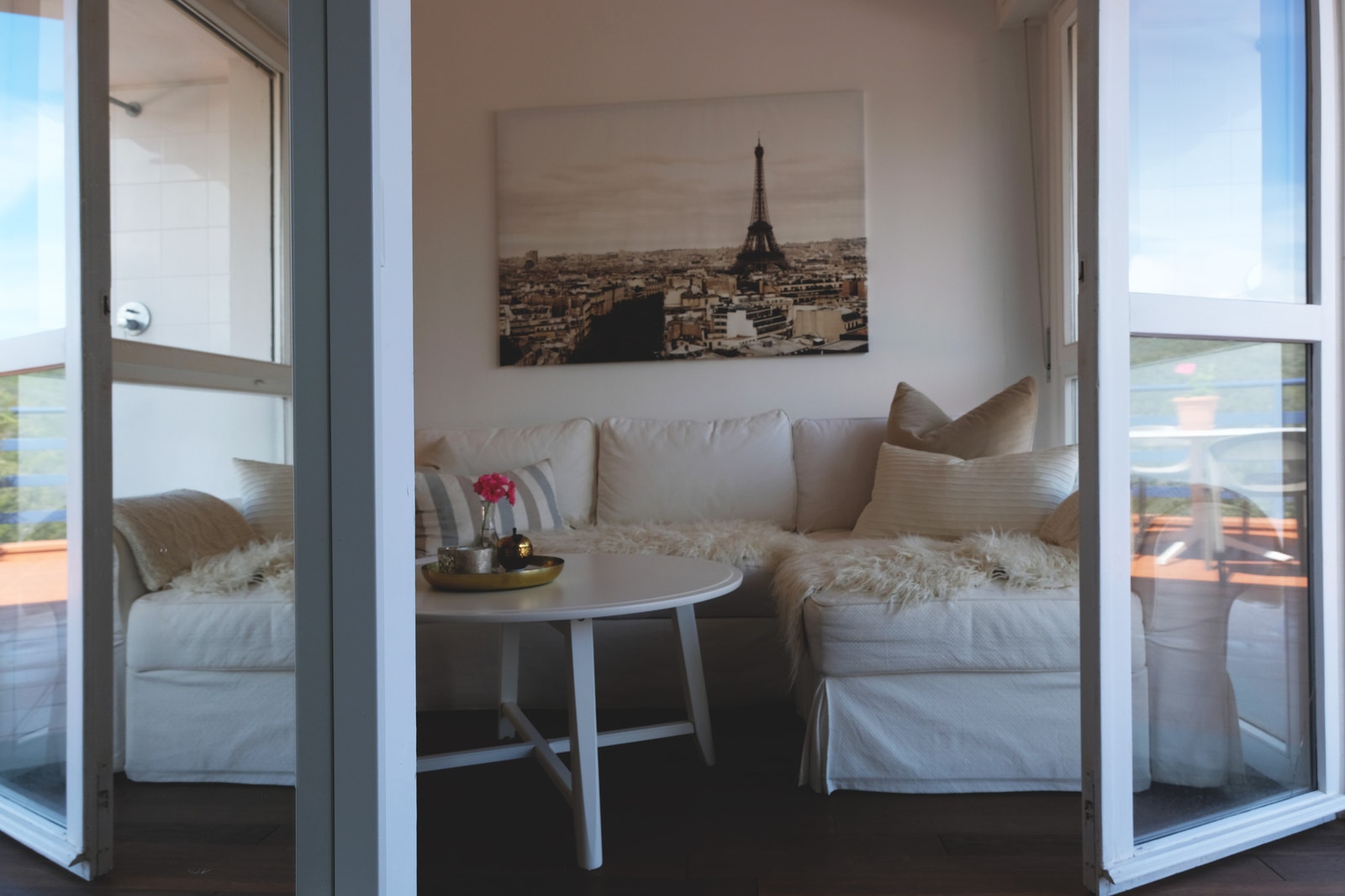 Foto 19.04.2025. Boligen kommuniserer bar, ute med innerom. Galleribilde