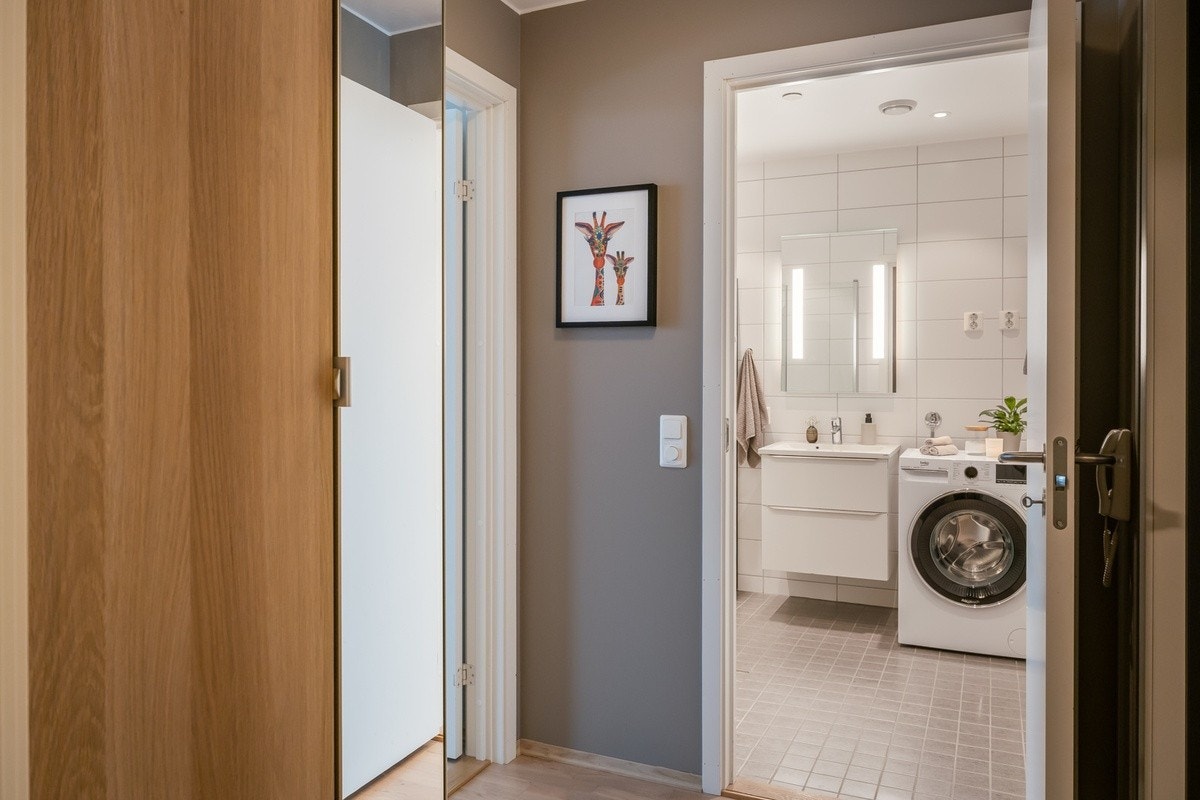 Badet har innredning med servnat, dusjett, toalett og opplegg for vaskemaskin Galleribilde