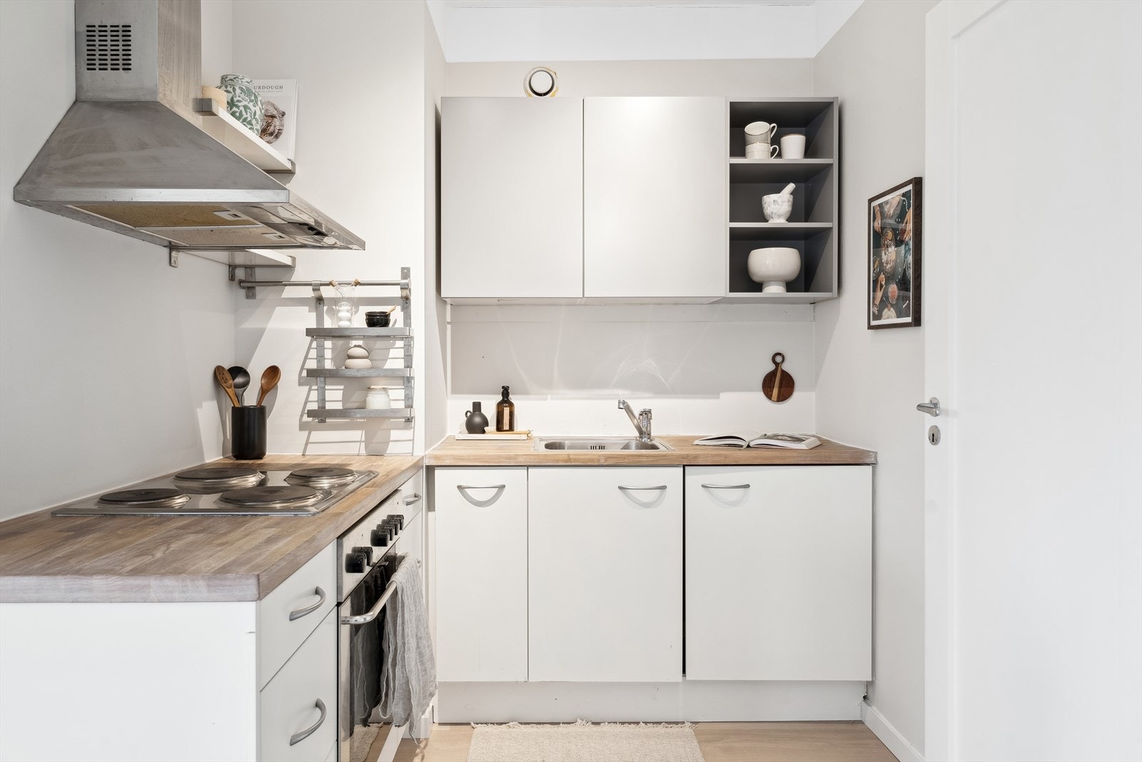 Lyst og innbydende kjøkken i delvis åpen løsning til stuen. Galleribilde