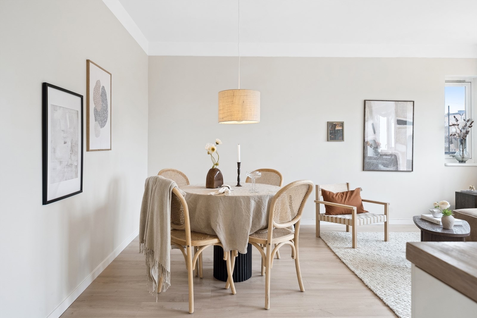 Det er god plass til spisebord for hyggelige middager med venner og familie. Galleribilde