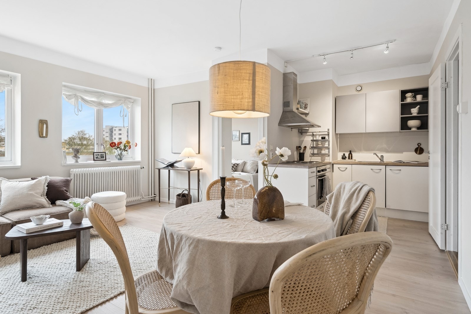 Stuen er luftig og gir muligheter for møblering etter eget ønske. Galleribilde