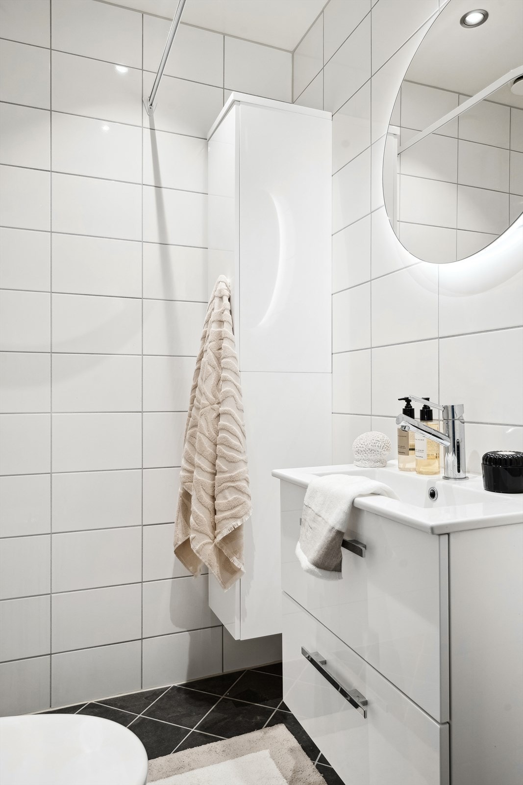 Det er mulig å etablere vann og avløp til vaskemaskin fra servantskap. Galleribilde