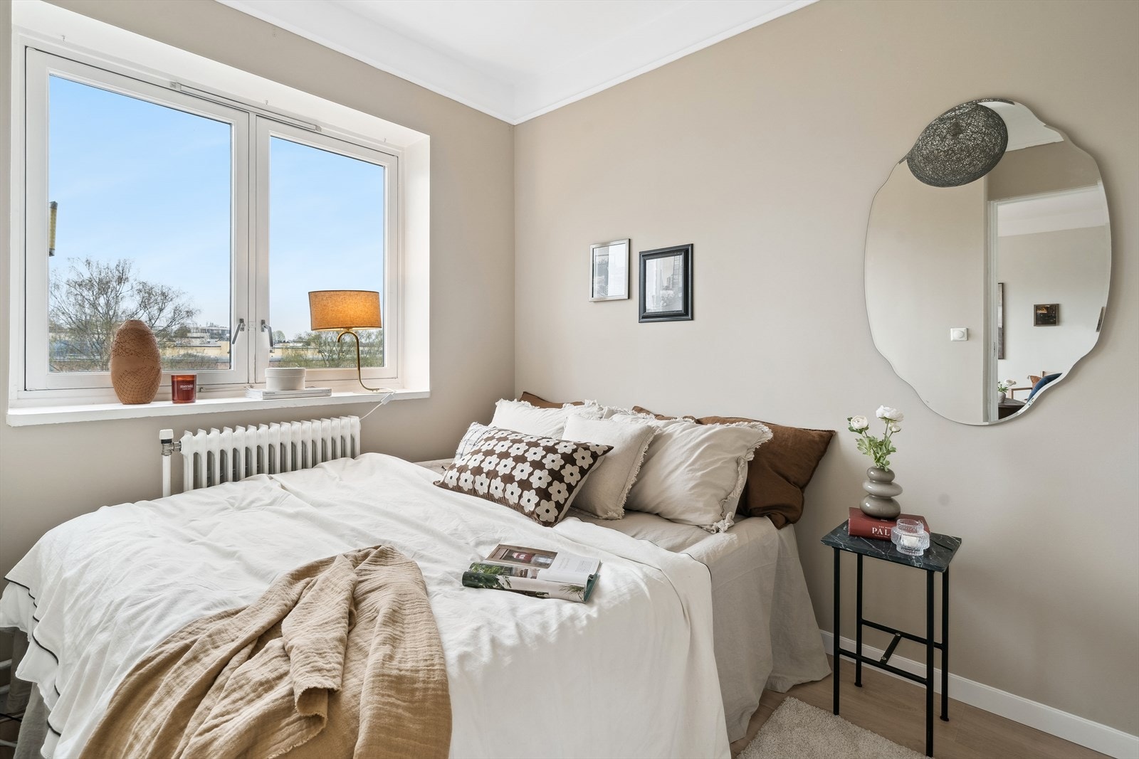 Soverom med god plass til seng og tilhørende nattbord, samt garderobeløsning på motsatt side av rommet. Galleribilde