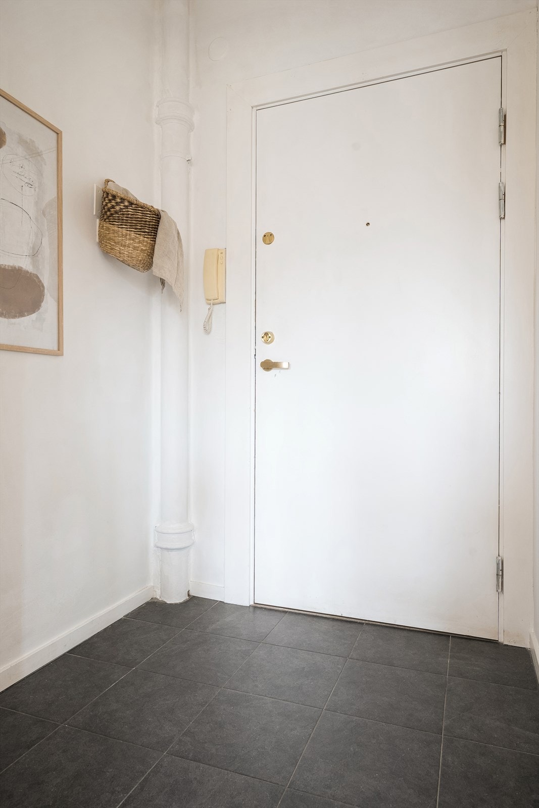 En hyggelig entré med mulighet for oppheng av sko og jakker - Velkommen til visning hos oss i Schouterrassen 9! Galleribilde