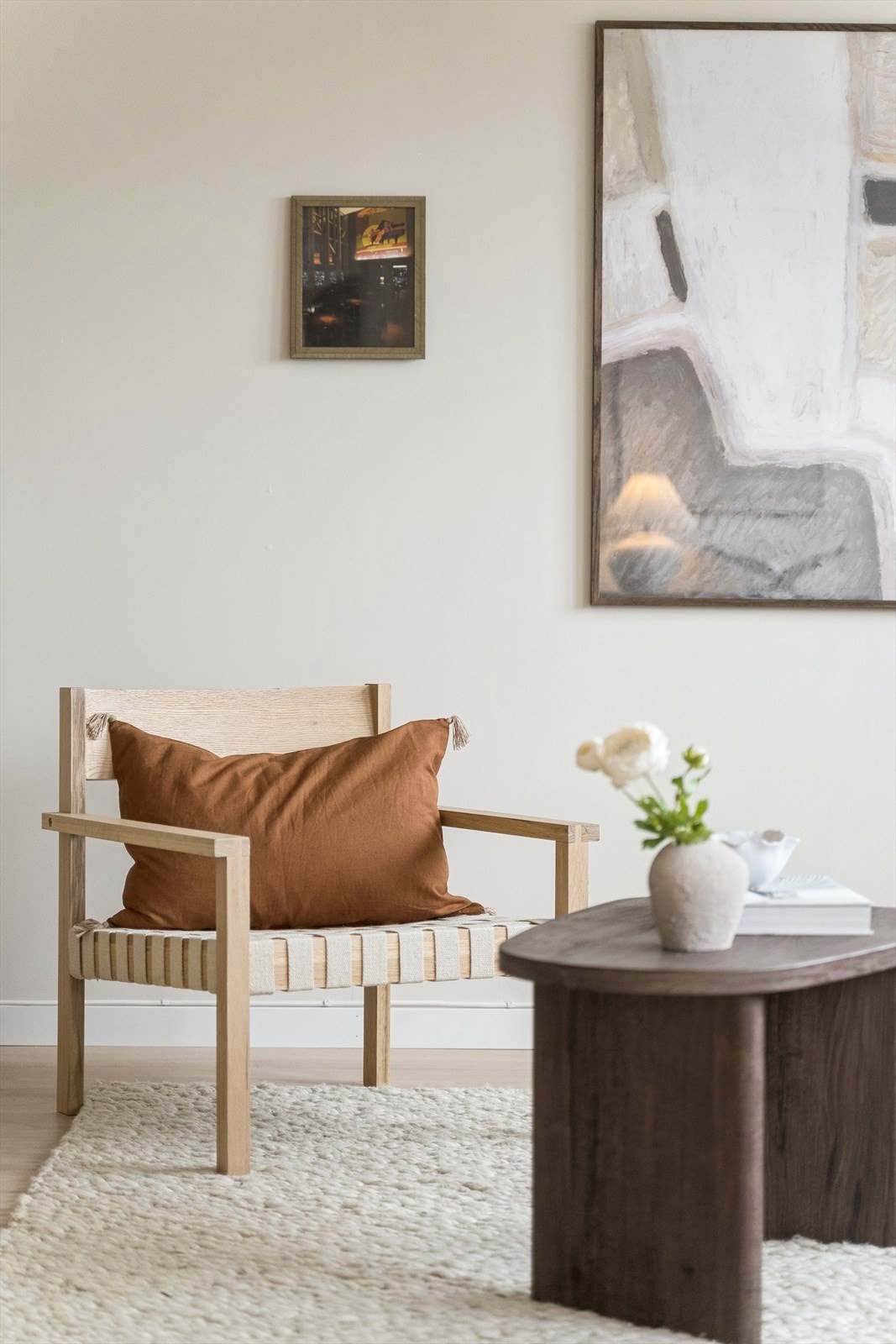 Boligen ble overflatemalt i en delikat farge i 2025. Fargen er valgt ut i samråd med stylist for å treffe gulvfarge og naturlig belysning på best mulig måte. Galleribilde