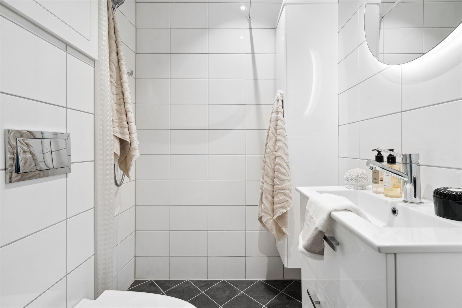 Baderommet ble totalrenovert i regi av borettslaget i 2019 med ferdigattest. Galleribilde