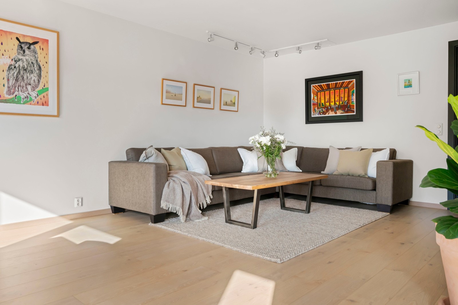 Stuen har god plass til stor sofagruppe, spisestue, hyller og reoler. Galleribilde