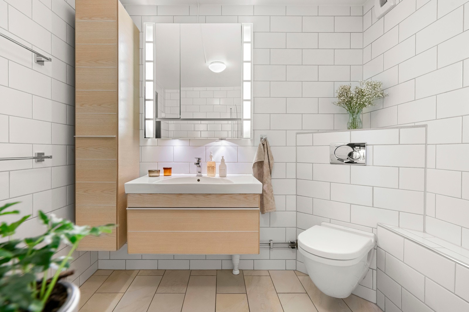 Badet er av god størrelse og har en moderne innredning. Galleribilde