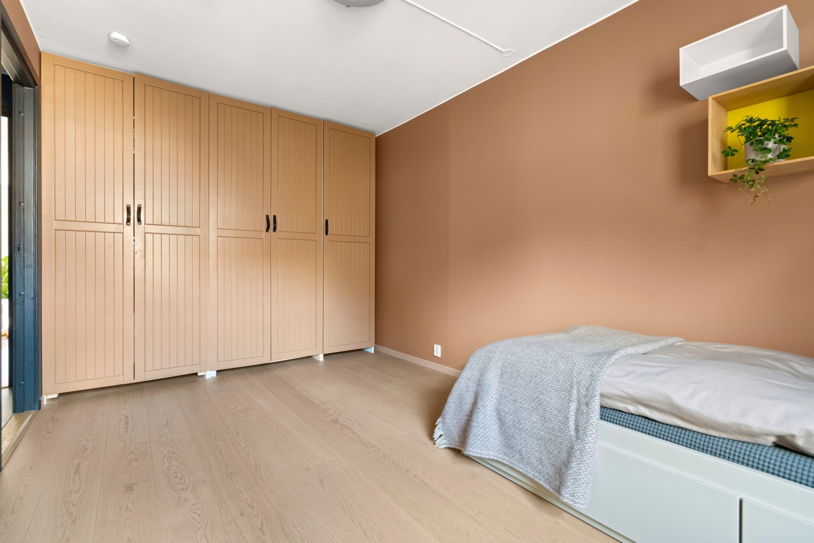 Soverom 2 har skaprekke som går fra vegg til vegg. Galleribilde