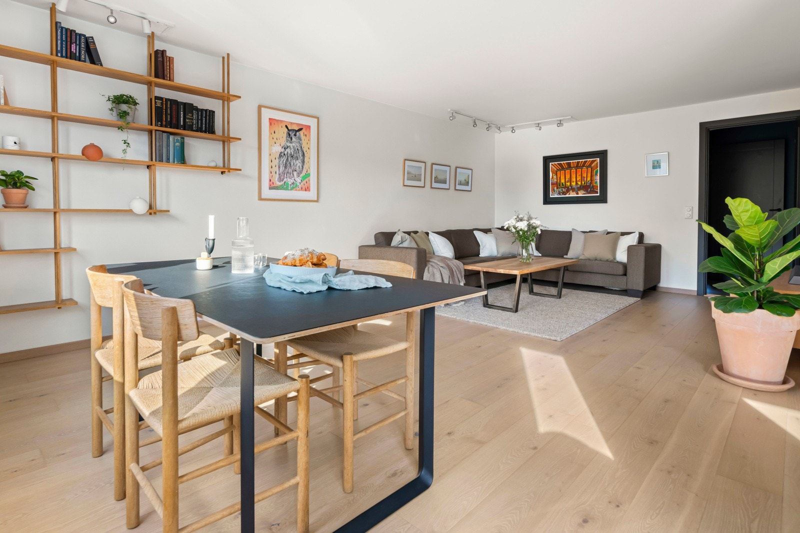 Lang stuevegg med god plass til hyller og bilder. Galleribilde