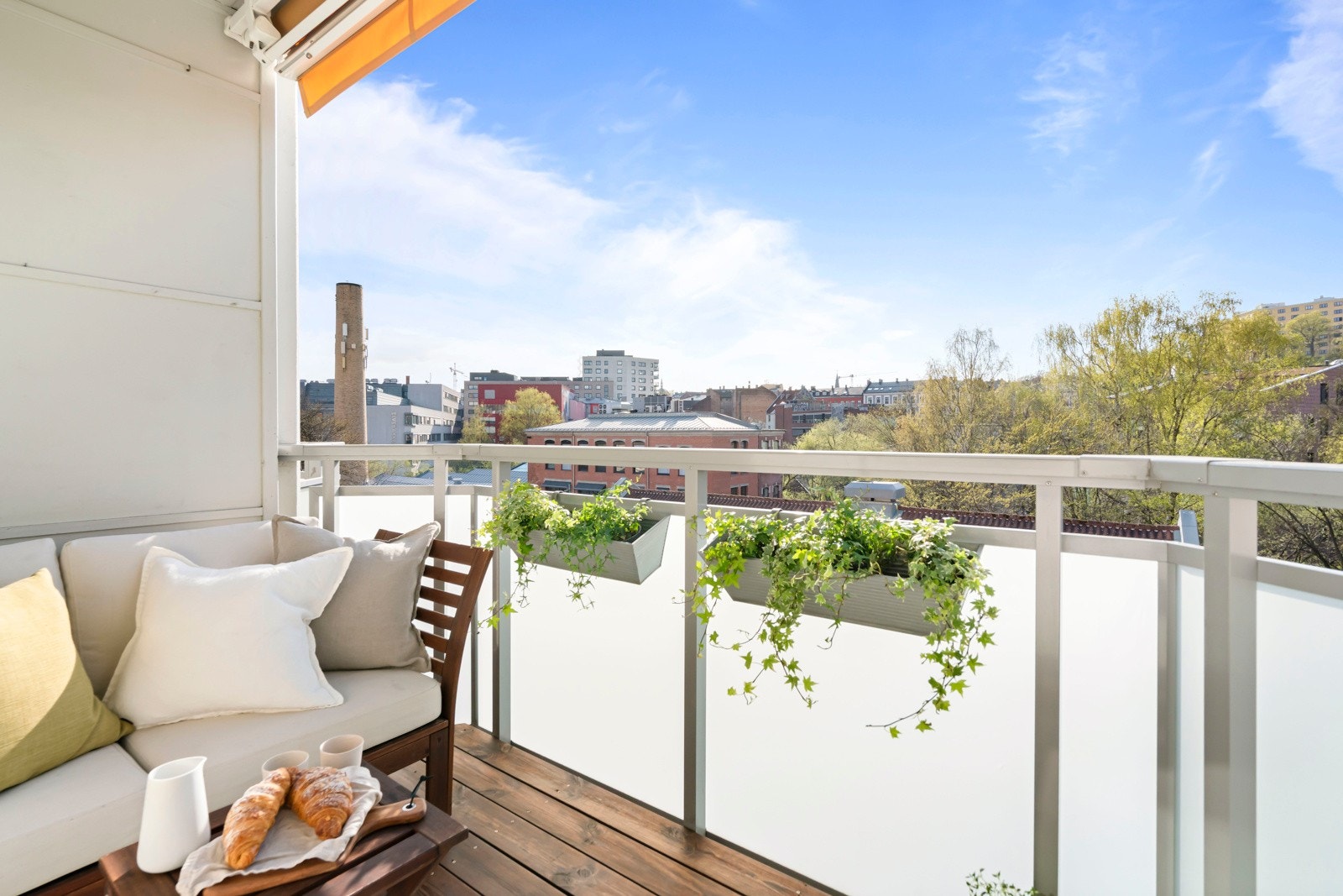 Balkongen har sol fra ca. kl 13 og til de sene kveldstimer. Galleribilde