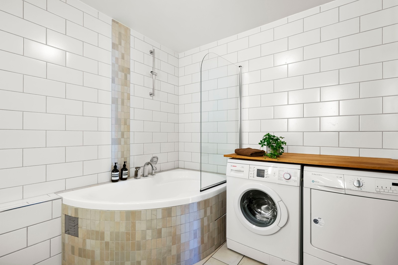 Badet har nisje med benkeplate for både vaskemaskin og tørketrommel. Galleribilde