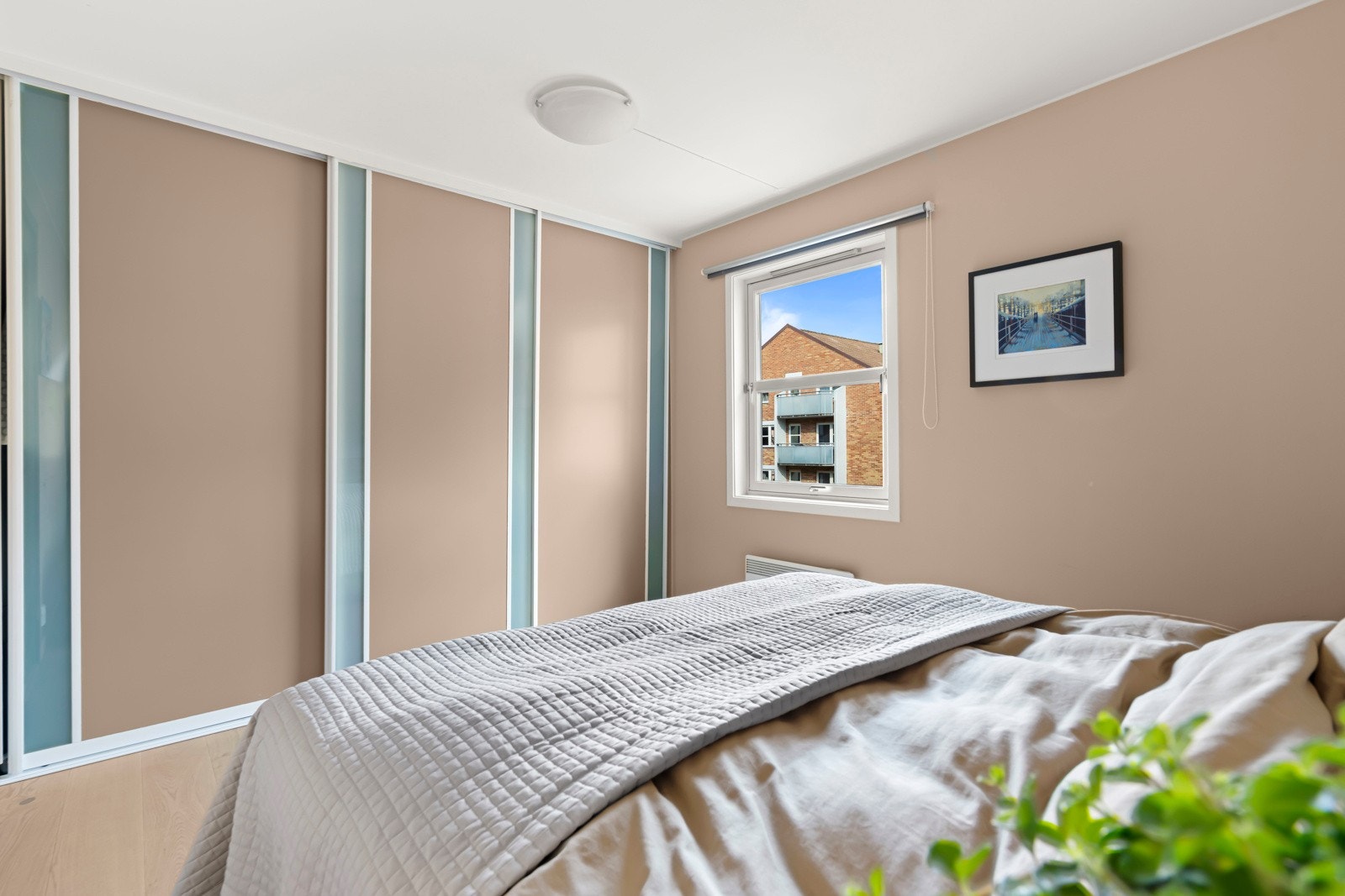 Hovedsoverommet har en stor skyvedørsgarderobe. Galleribilde