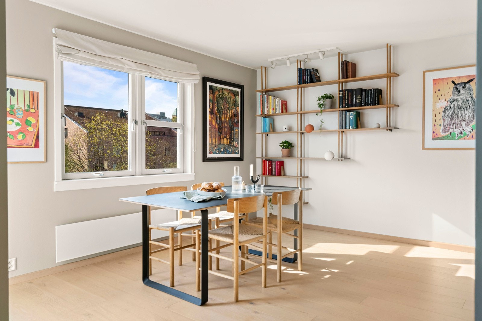 Store vinduer mot vest slipper inn rikelig med dagslys. Galleribilde