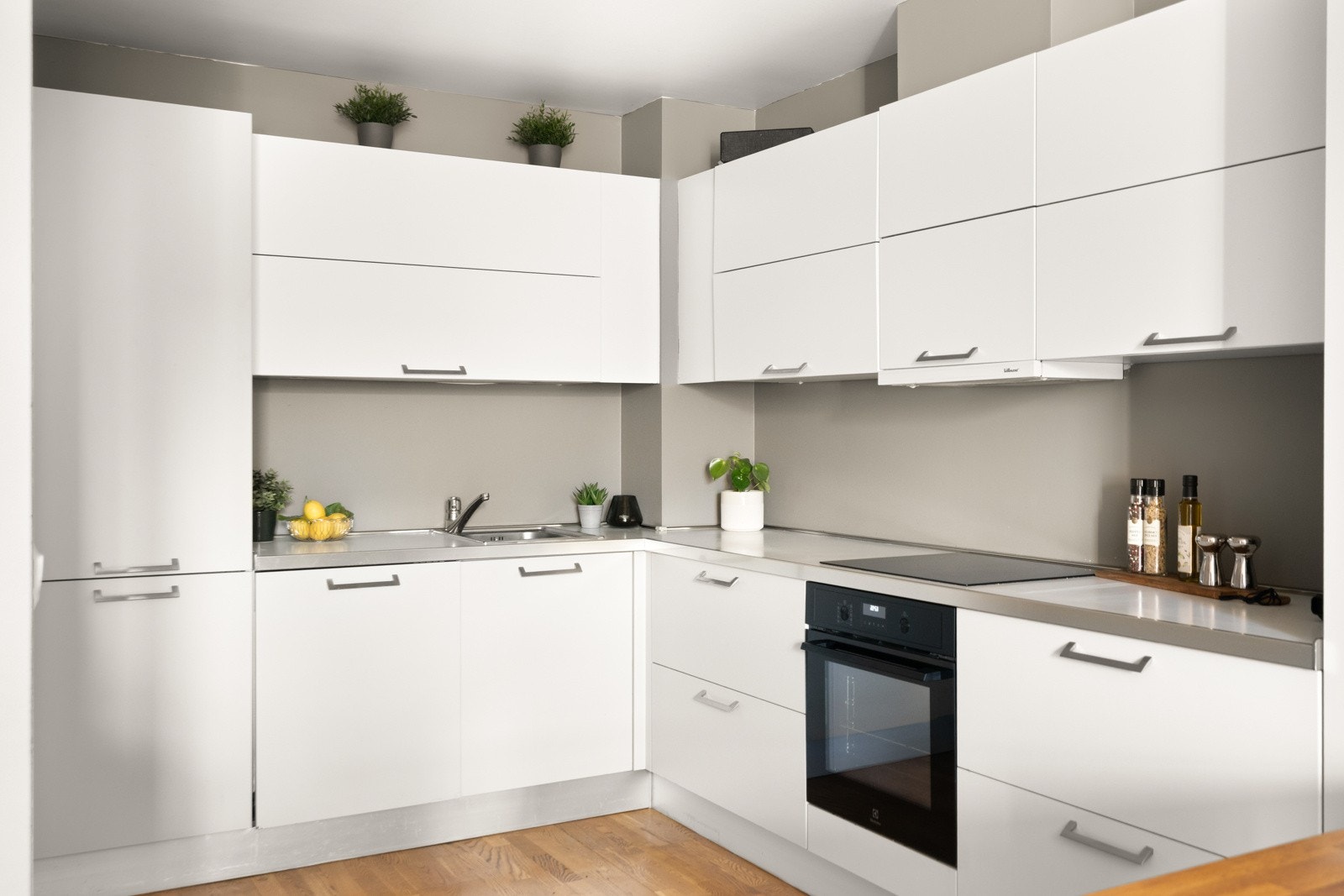 Kjøkkenet er utstyrt med integrerte hvitevarer: stekeovn, koketopp, oppvaskmaskin og kombinert kjøl-/fryseskap Galleribilde