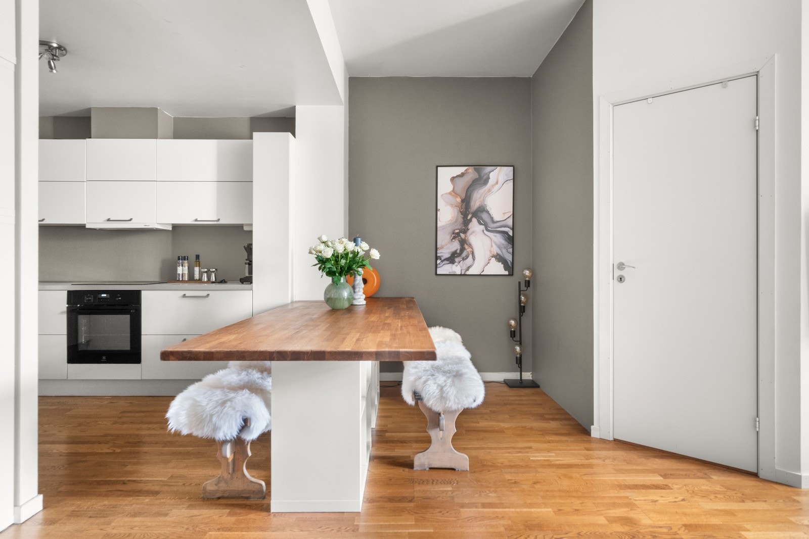 Det plassbygde spisebordet fungerer som et naturlig skille mellom stue og kjøkken. Galleribilde