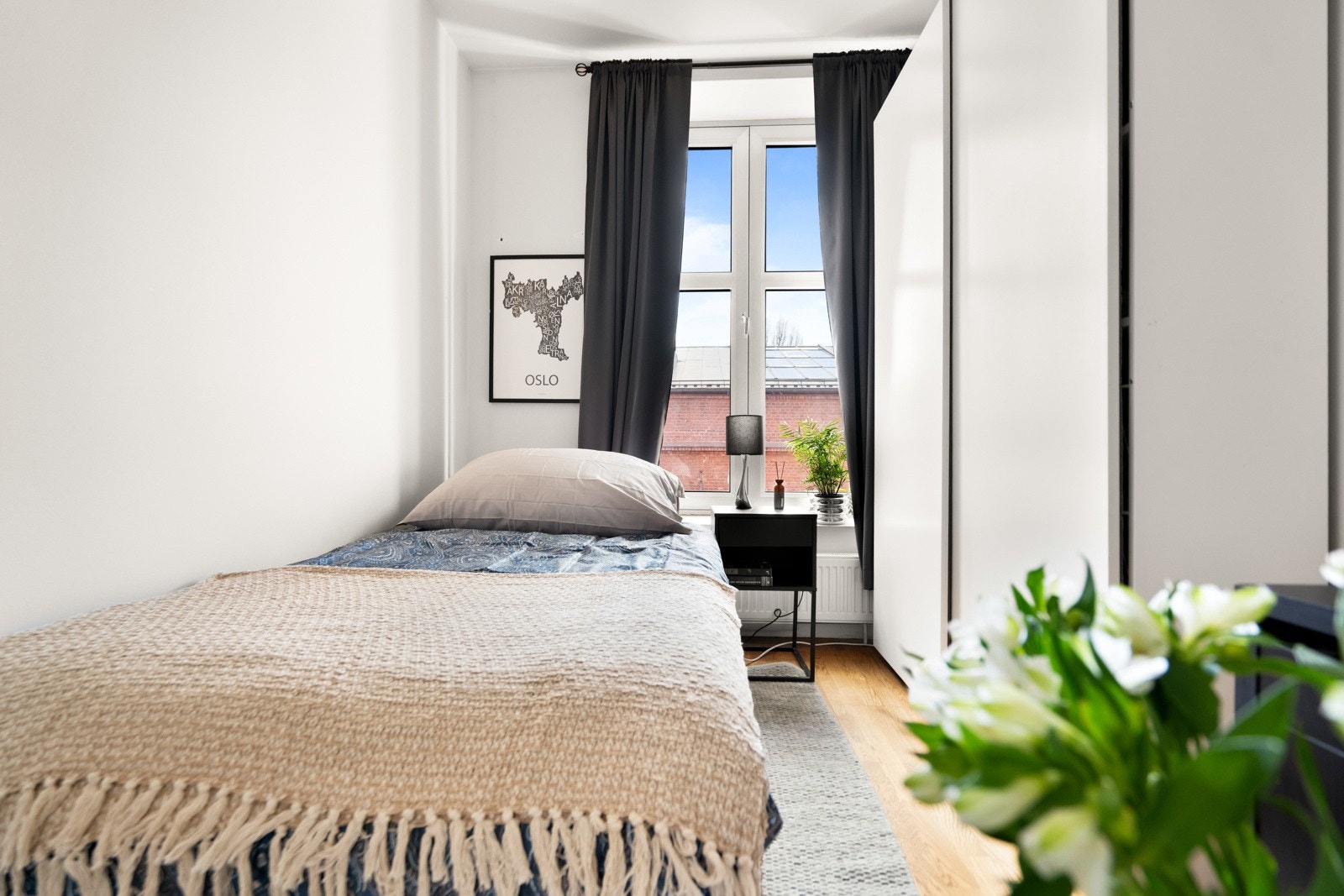 Rommet har plass til en seng, nattbord, garderobeskap, samt kontorpult. Galleribilde