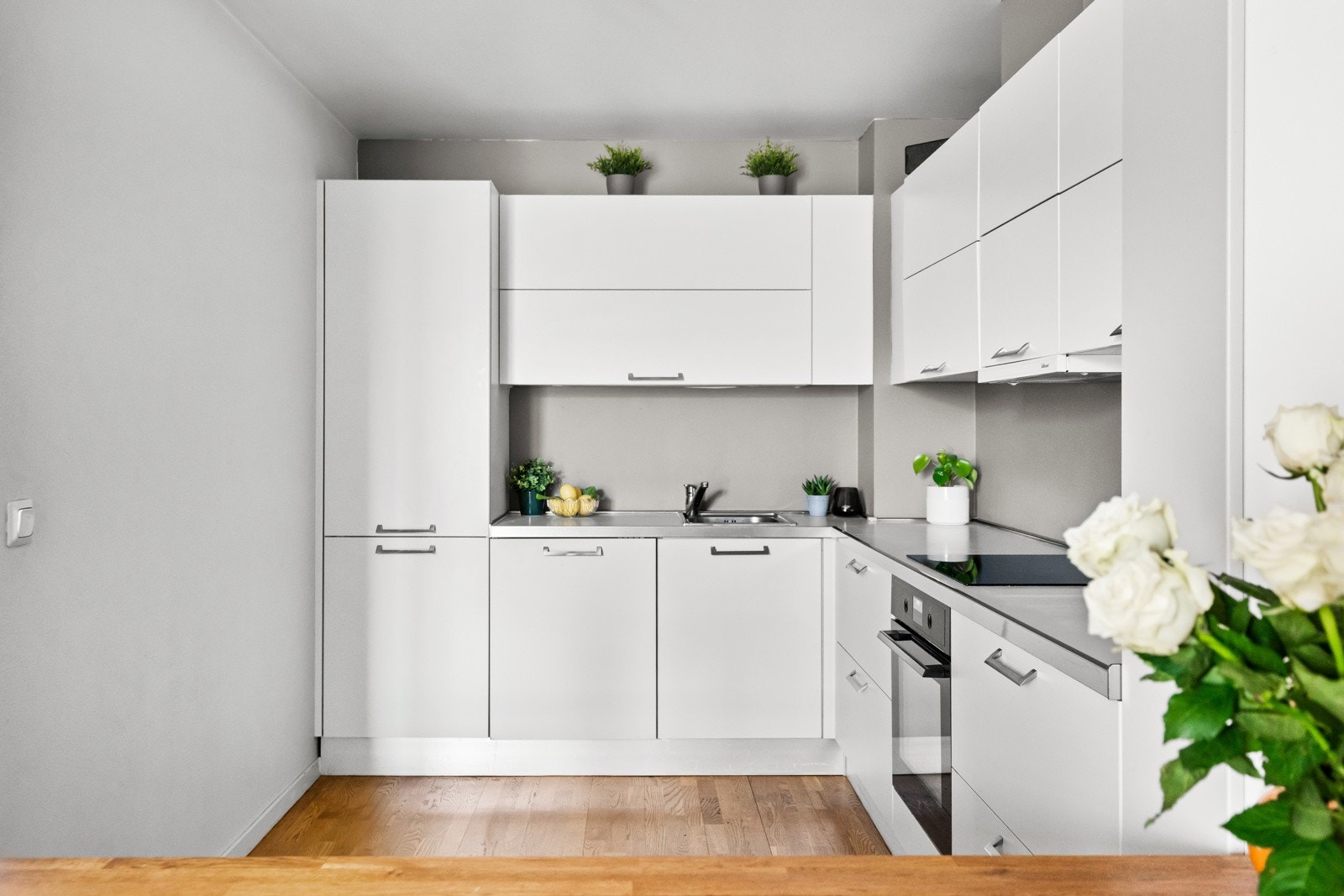 Moderne og pent vedlikeholdt kjøkkenet med lyse fronter, godt med skapplass og godt med arbeidsflater. Galleribilde