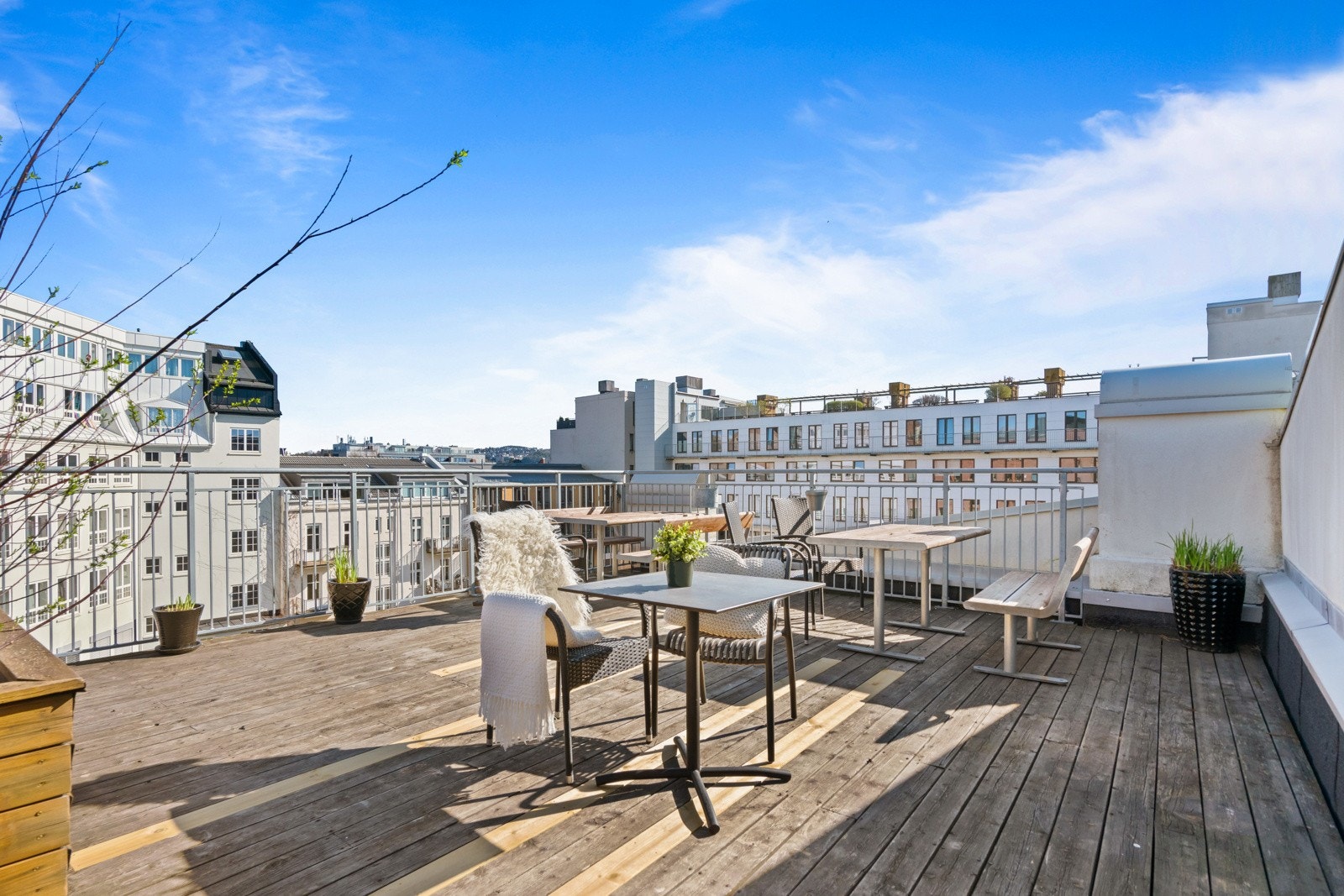 Sameiet har 2 store takterrasser som kan benyttes fritt for beboere og deres gjester. Galleribilde