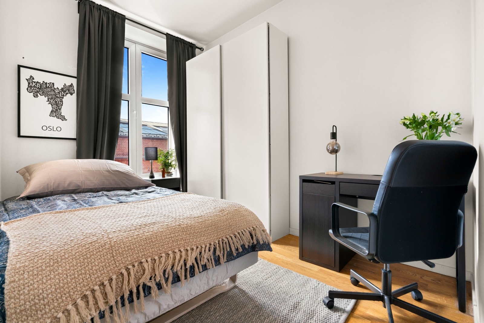 Soverommene vender mot en rolig blindgate. Rommet har plass til dobbeltseng og skap. Galleribilde