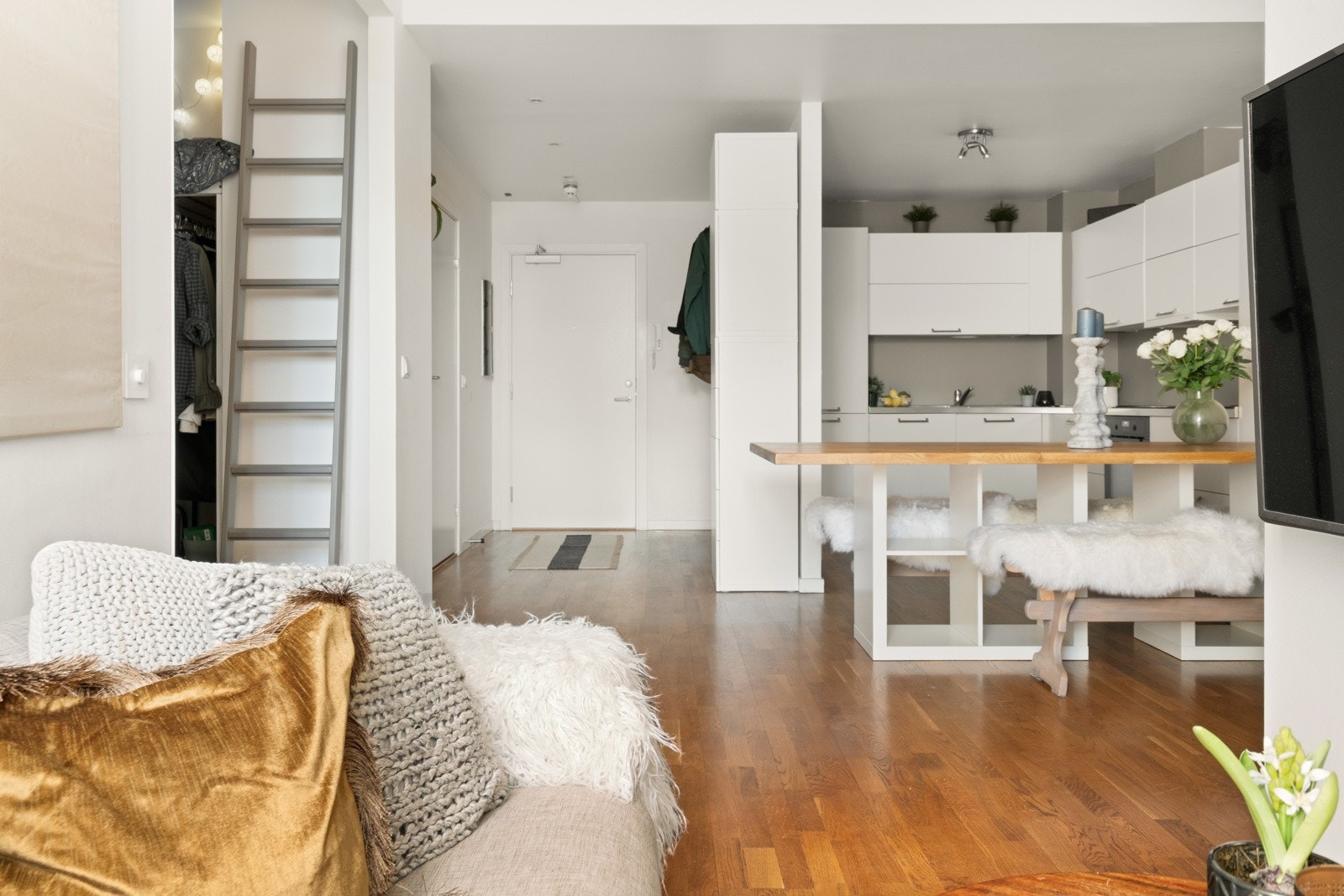 Stuen og kjøkkenet ligger i en hyggelig åpen og sosial løsning Galleribilde