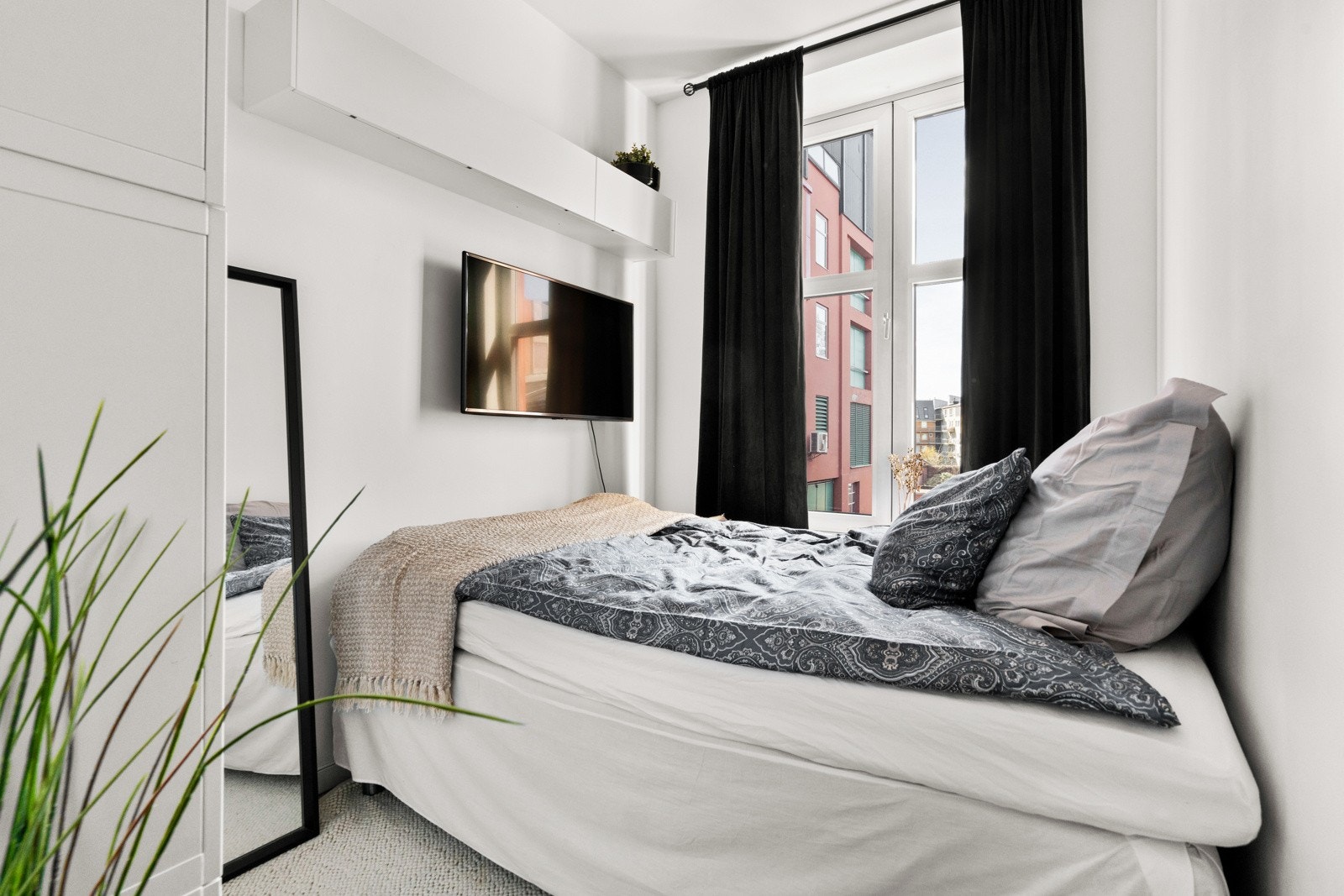 Soverom 2 har plass til seng, nattbord og garderobeskap. Galleribilde