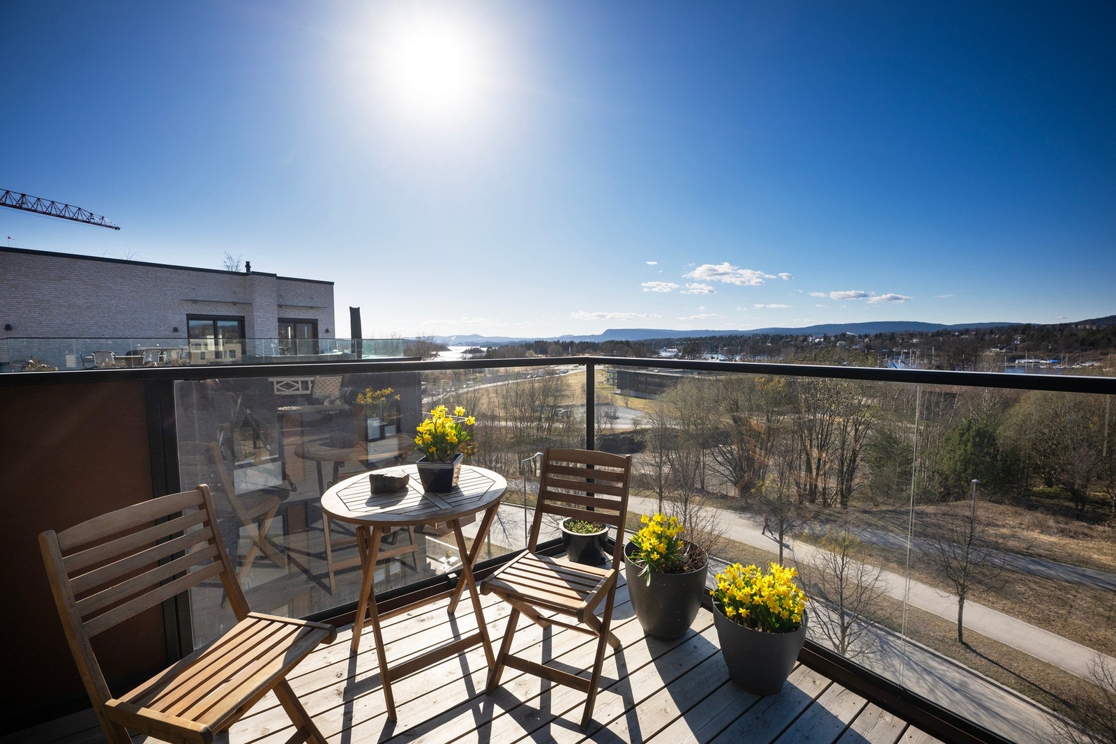 Boligen ligger i 5. etasje og har en flott balkong med gode sol- og utsiktsforhold Galleribilde