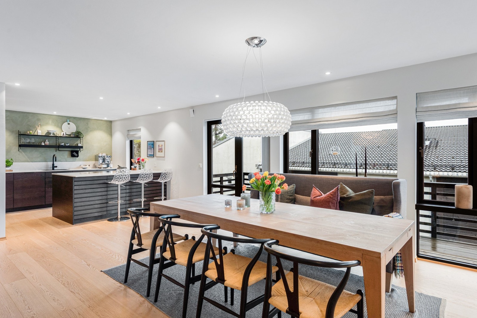 God plass til gjestene og en herlig åpen løsning til kjøkkenet Galleribilde