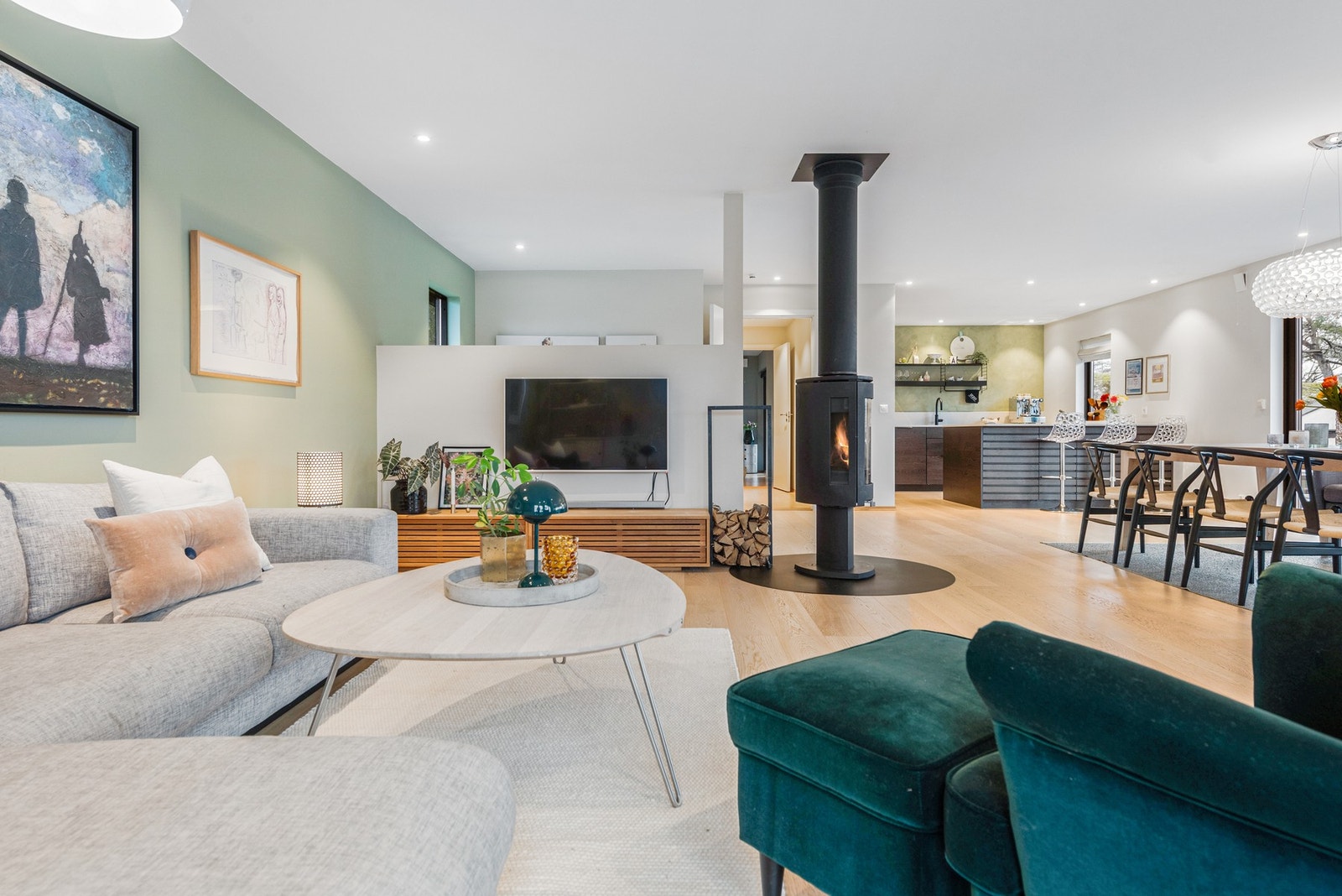 Den lyse og åpne følelsen fortsetter inn i stuen med store vindusflater og godt lysinnslipp Galleribilde