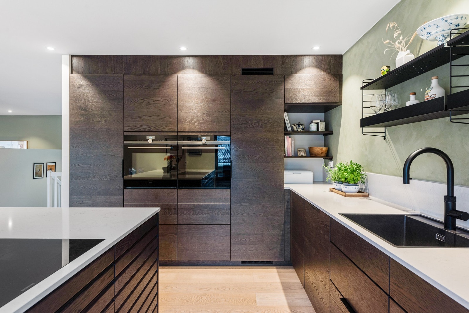 Lekkert kjøkken med integrerte hvitevarer av høy kvalitet. Galleribilde