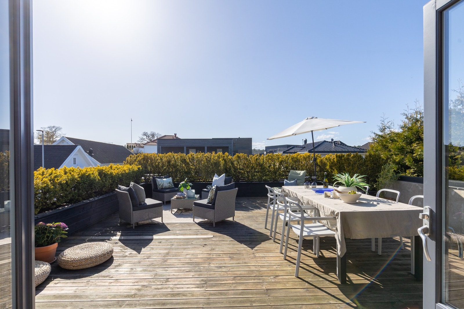 Man har en herlig terrasse med fint utsyn og sol hele dagen Galleribilde