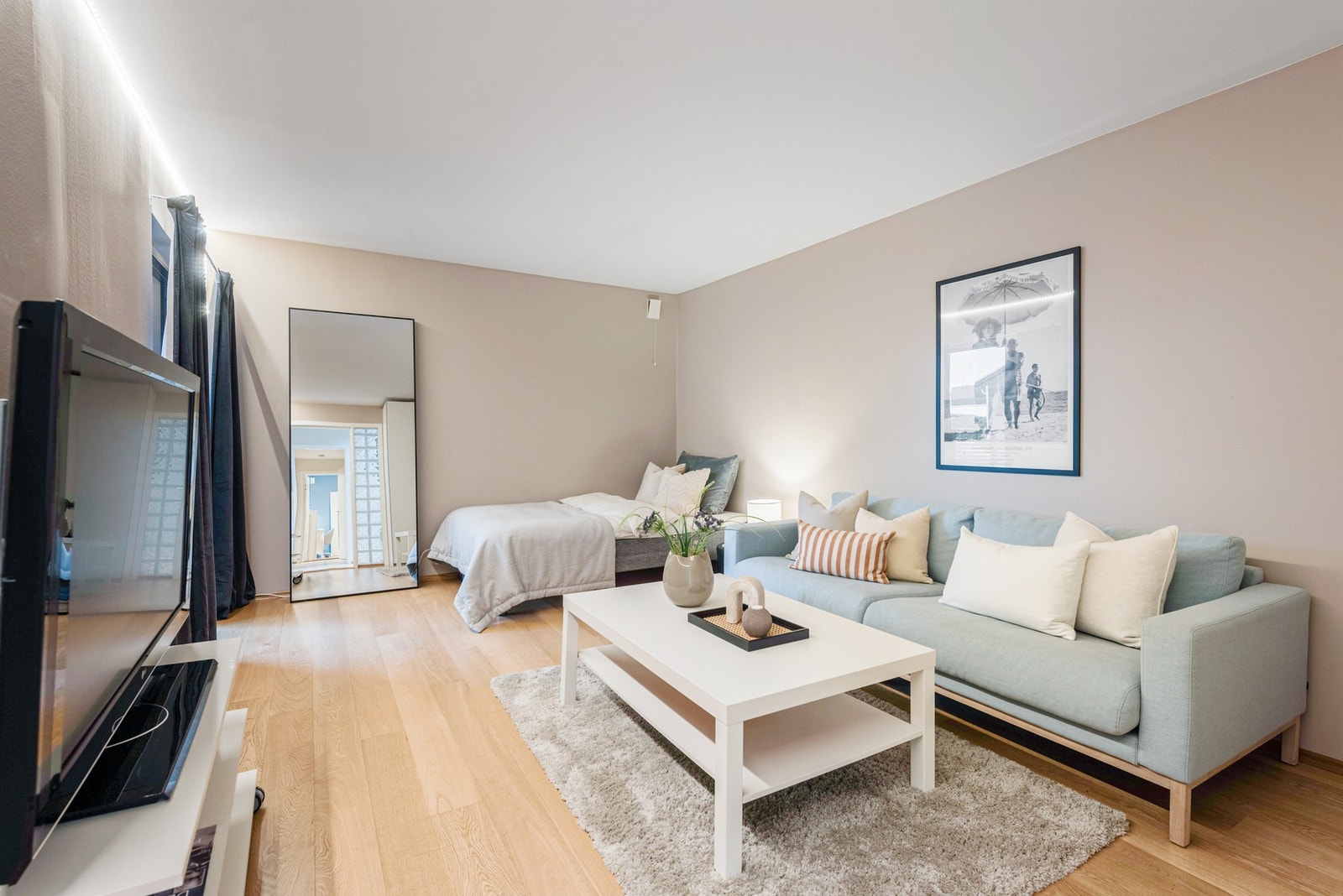 Denne etasjen har totalt 4 soverom og kontor/garderoberom Galleribilde