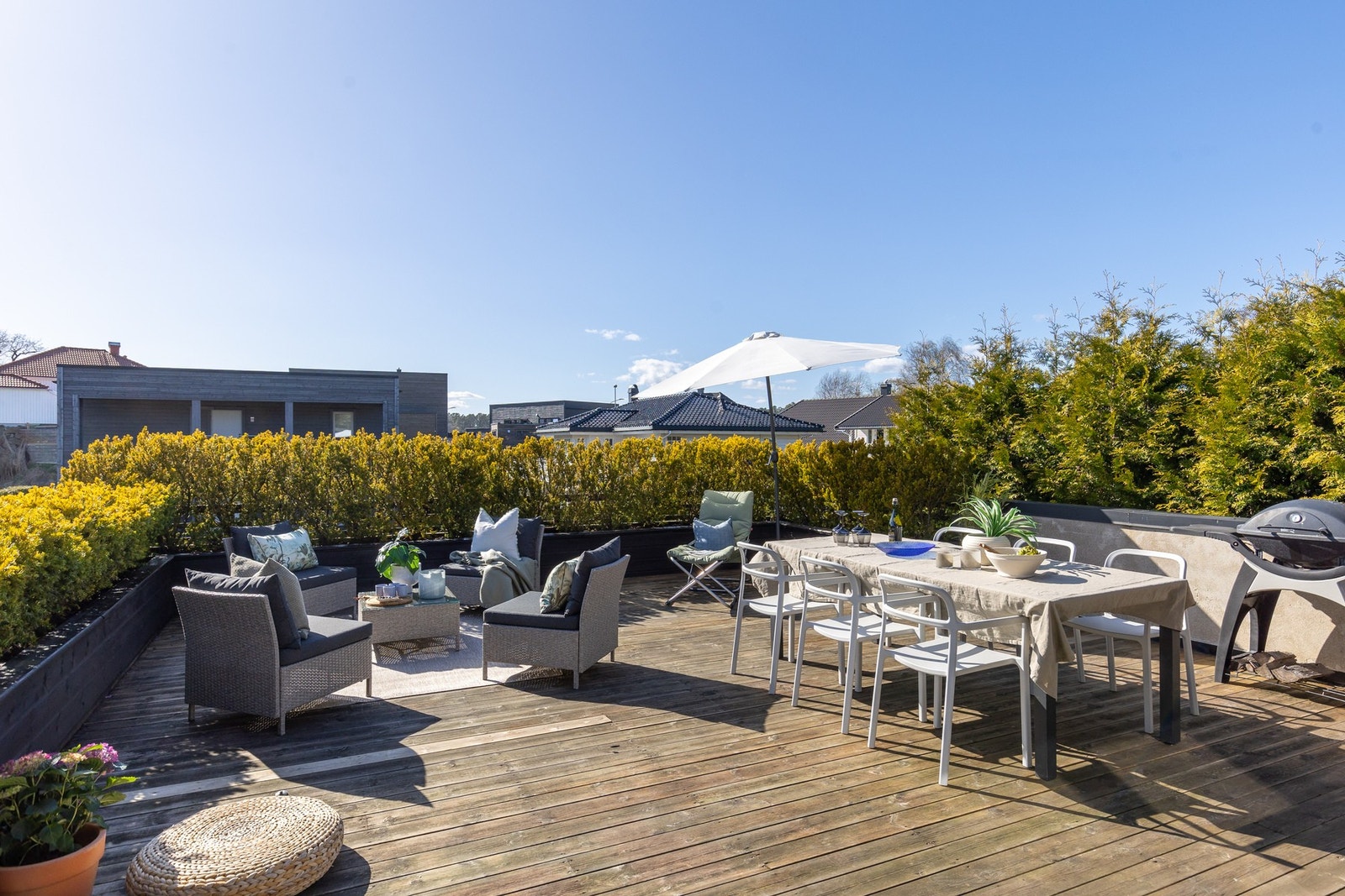 Boligen har fantastiske uteplasser med sol fra morgen til kveld Galleribilde