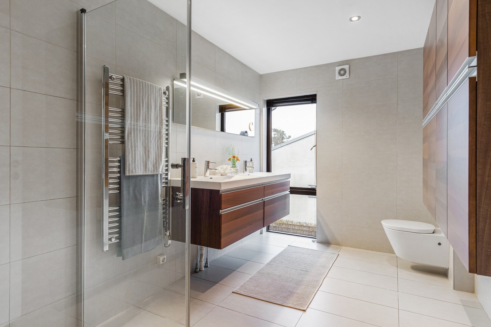 Vegghengt wc og stort dusjhjørne Galleribilde