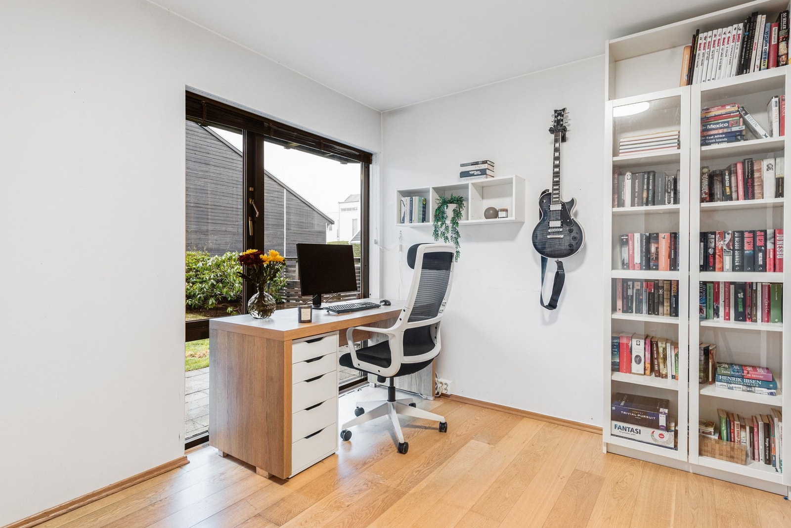 Praktisk kontor og garderoberom. Galleribilde