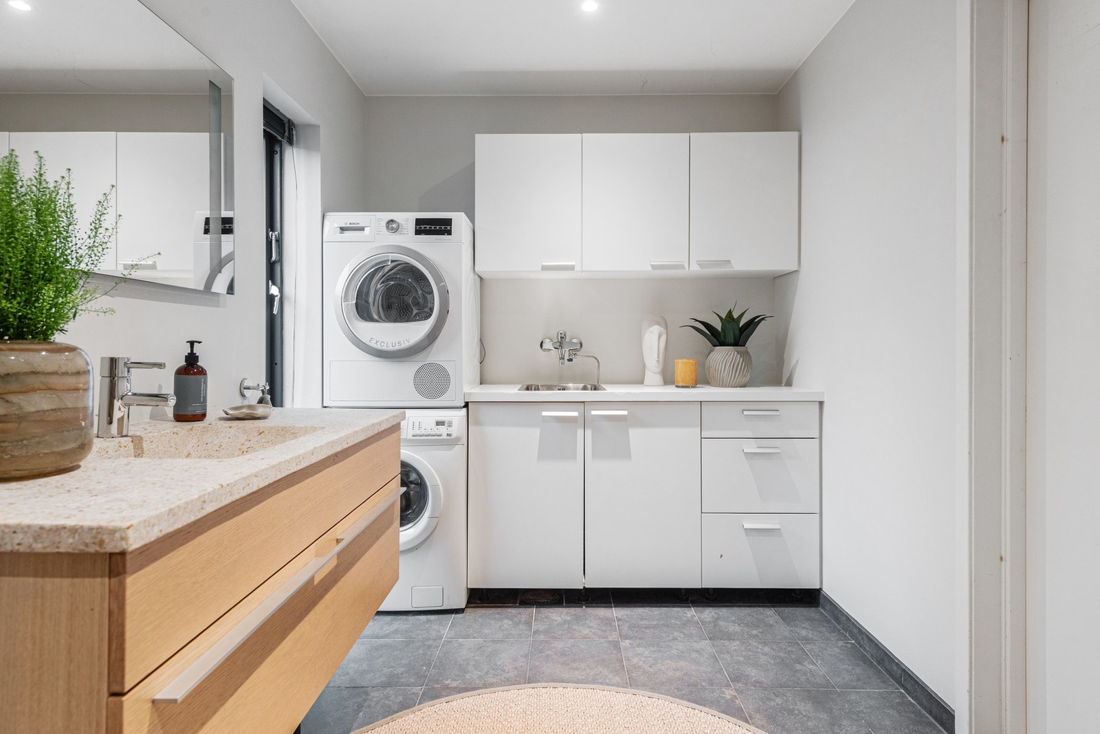 Fin innredning med hyller og skuffer, samt plass til vask/tørk. Galleribilde