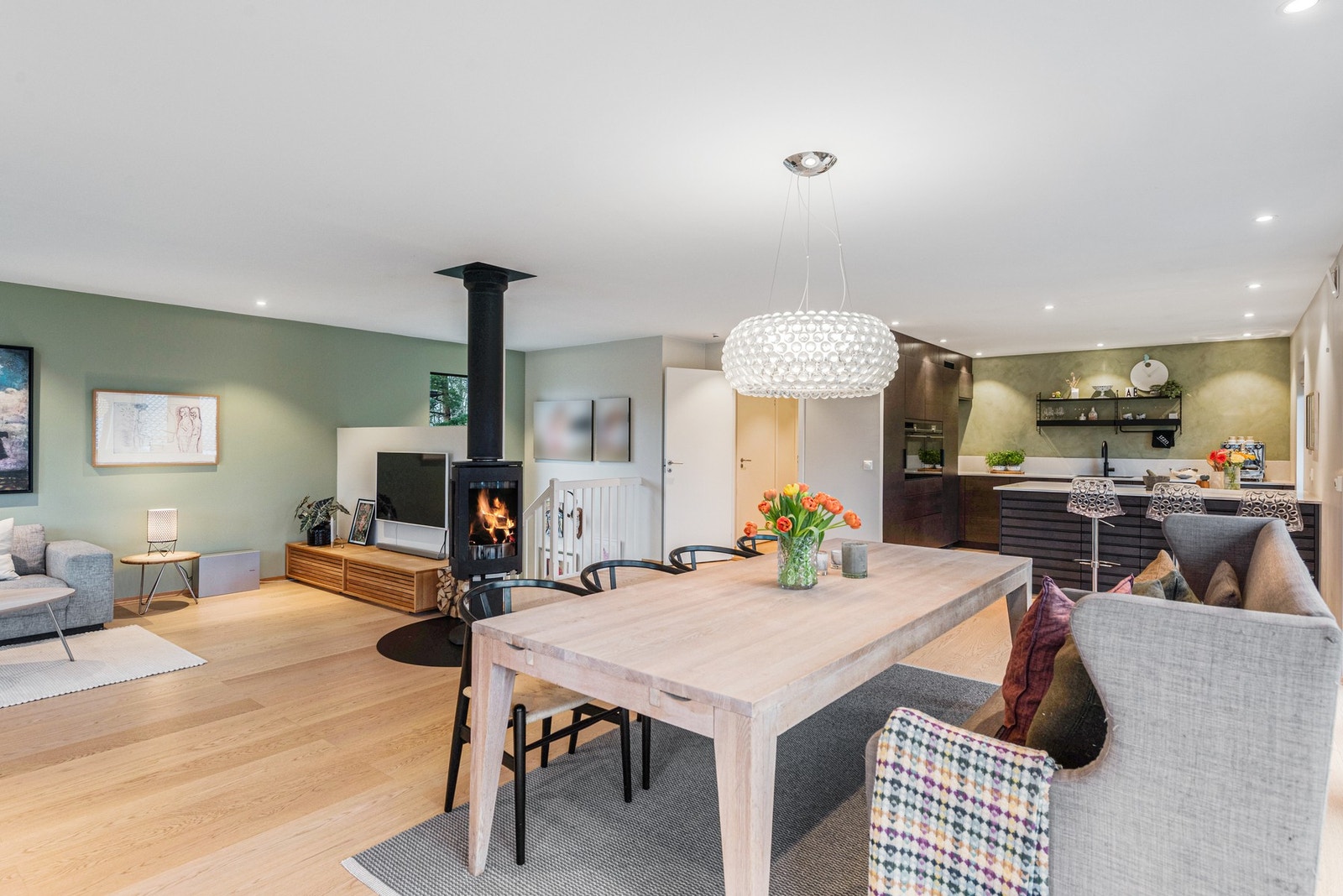 God plass til gjestene og en herlig åpen løsning til kjøkkenet Galleribilde