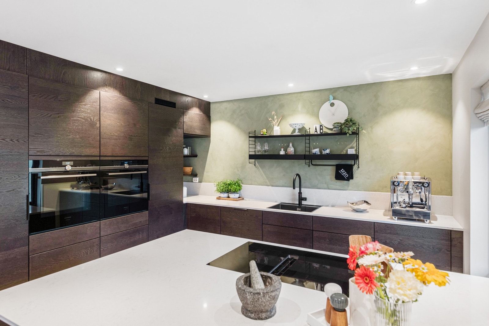 Særdeles funksjonelt og mye benkeplass Galleribilde