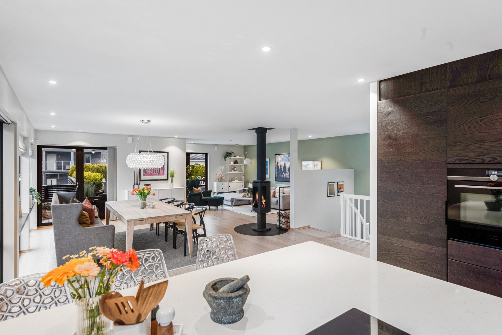 Herfra har man god kontakt med spisestuen Galleribilde