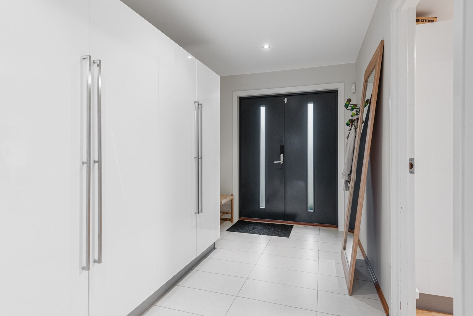 Stor romlig hall med rikelig garderobeplass Galleribilde