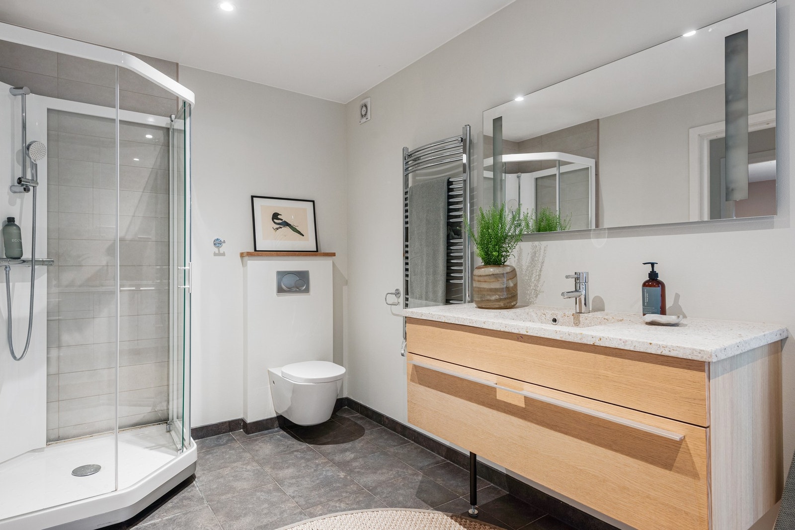 Fint gjestebad og kombinert vaskerom Galleribilde