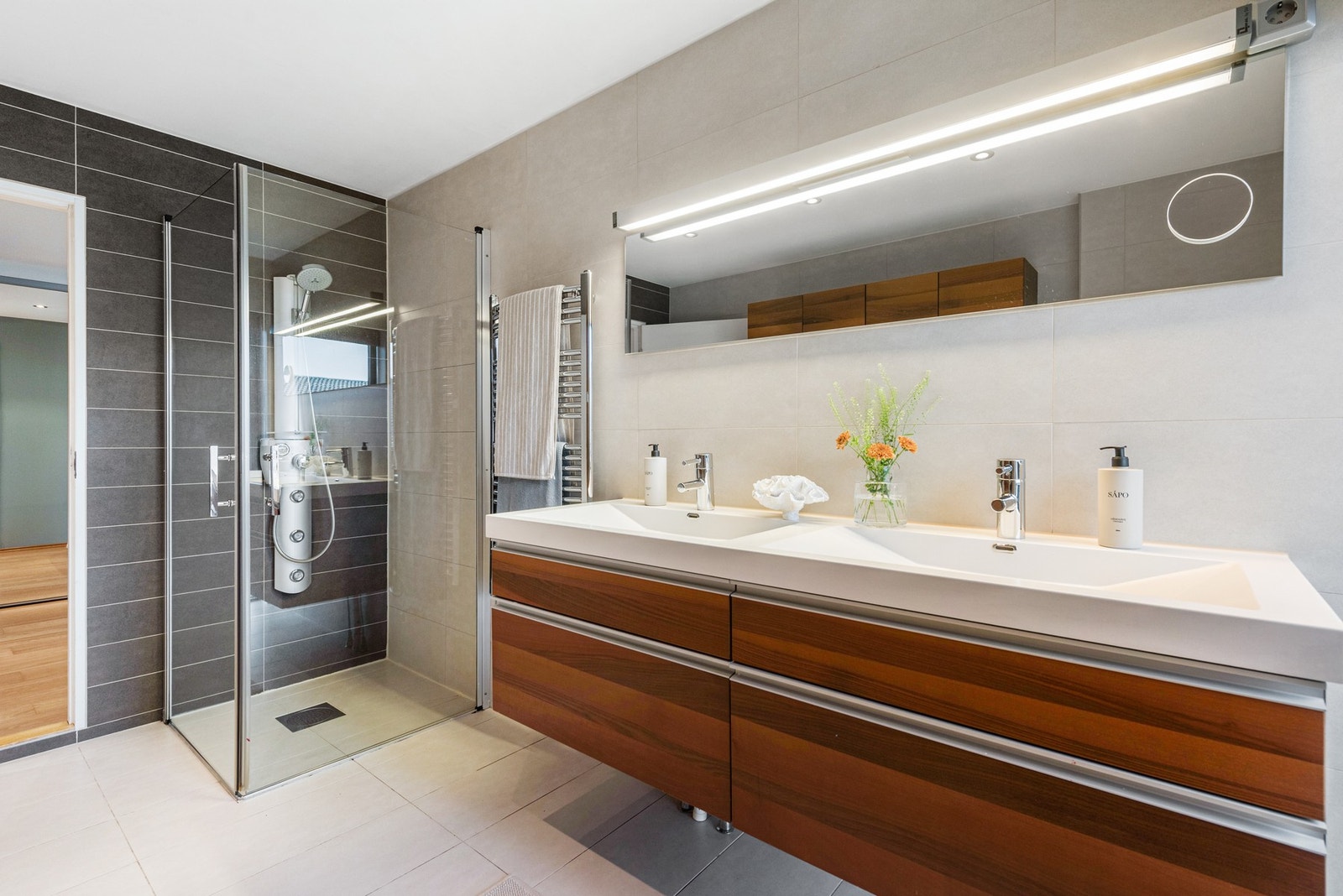 Badet har stor dobbelt servant i innredning med stor skuffeseksjoner Galleribilde