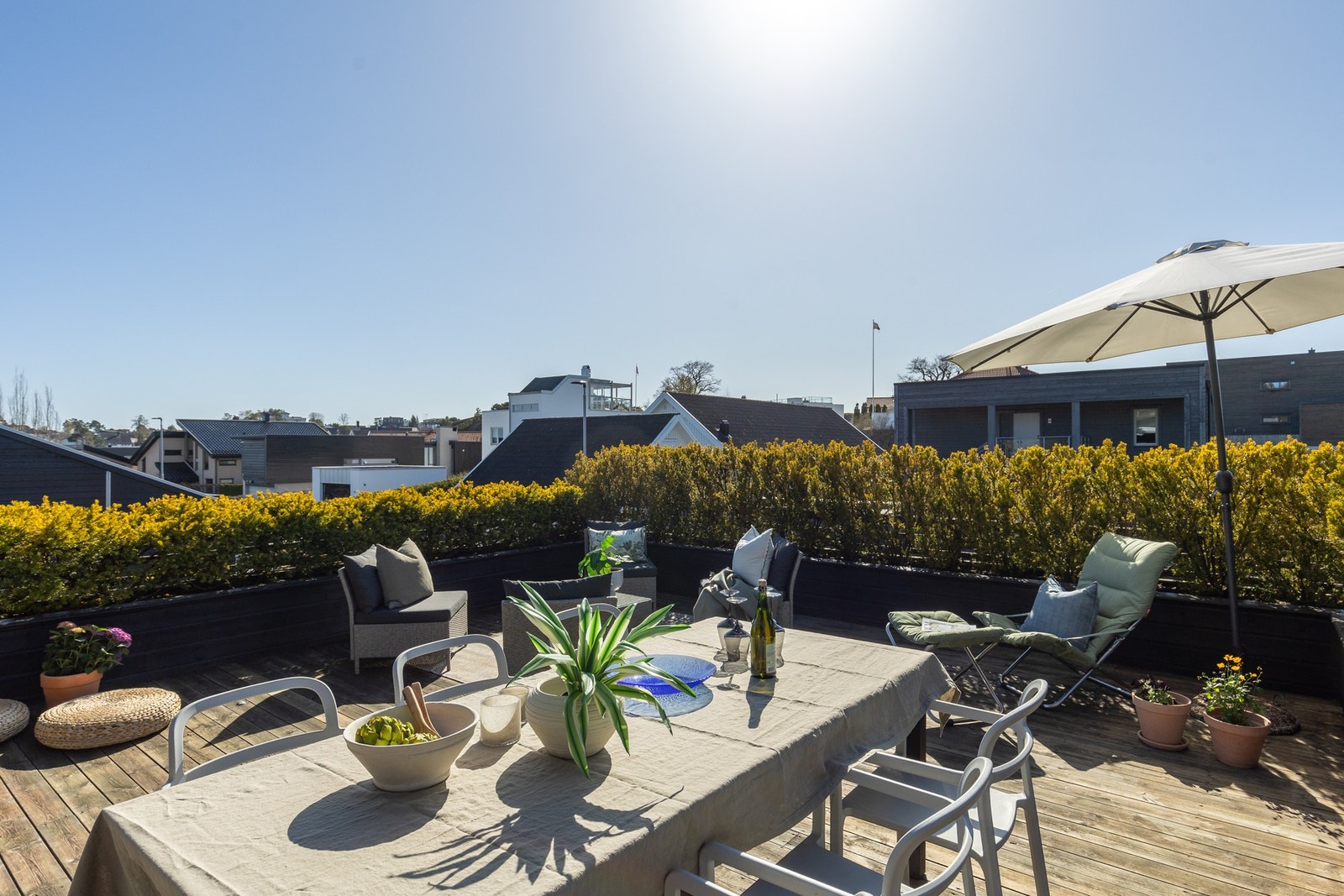 Her sitter man også meget usjenert til Galleribilde