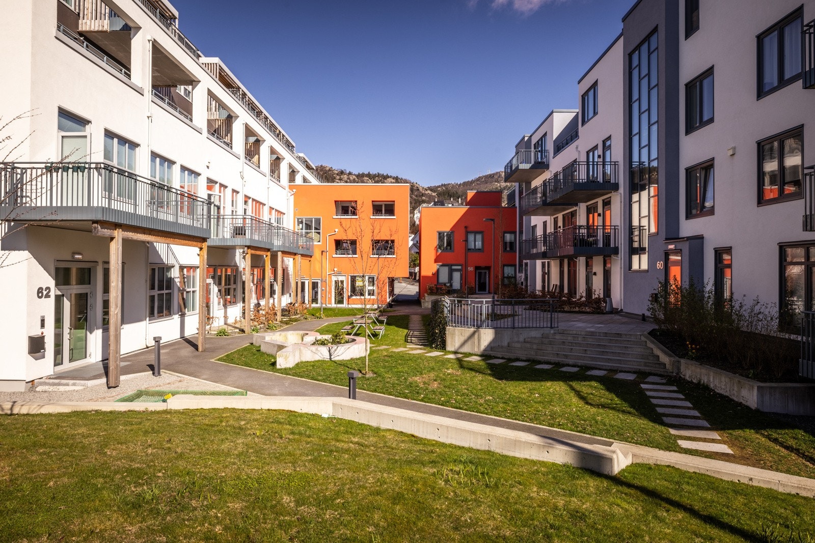 Sameiet har svært pene uteområder som gjør det ekstra hyggelig å sitte ute Galleribilde