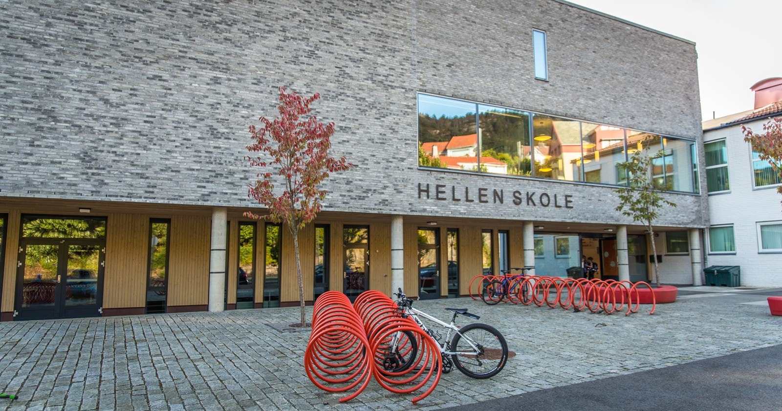 Den moderne Hellen skole finner man kun 300 meter fra boligen Galleribilde