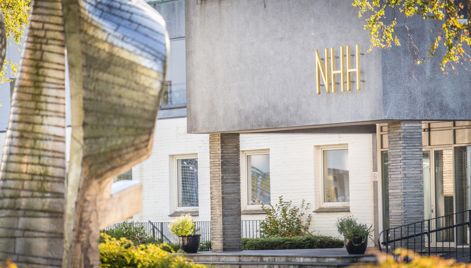 Norges Handelshøyskole med stort treningssenter kan man gå til på få minutter via gangvei Galleribilde