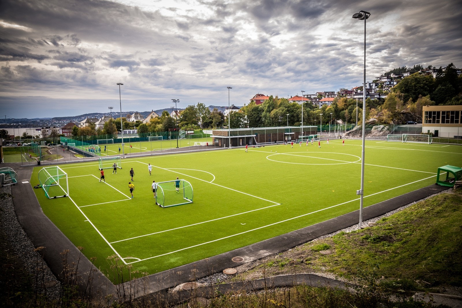 Stemmemyren idrettsanlegg med fotballbaner, håndballhall og svømmehall ligger like ved NHH Galleribilde