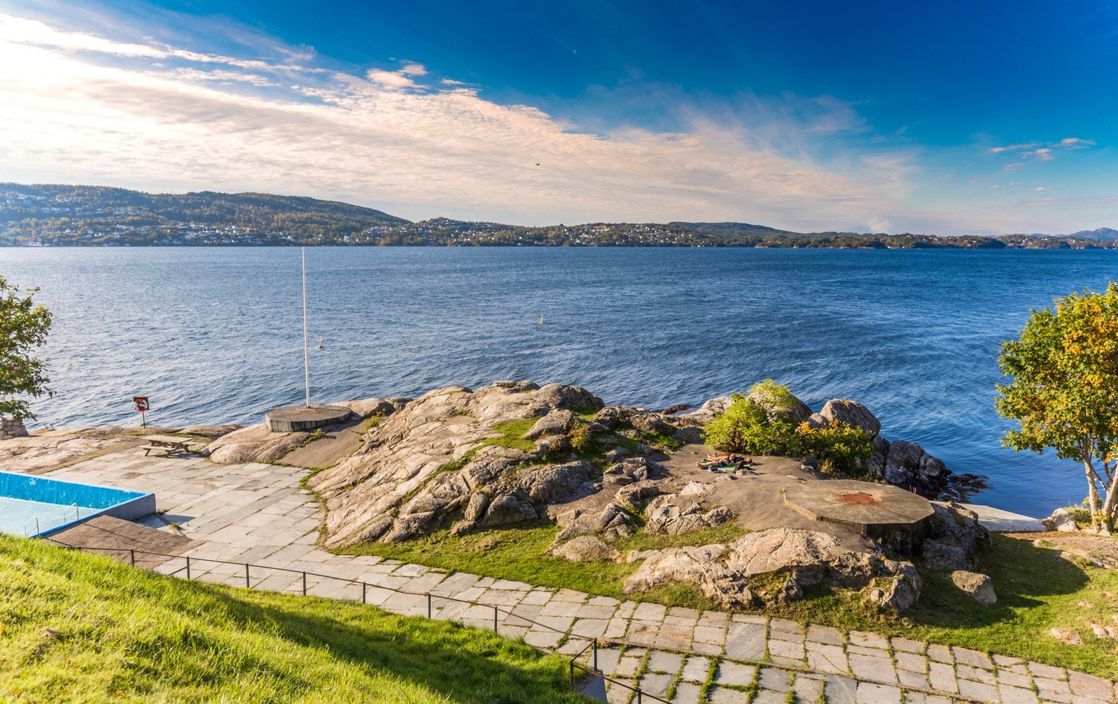 Helleneset badeplass med basseng, klatrevegg og strand er en spasertur eller 2 busstopp fra boligen Galleribilde