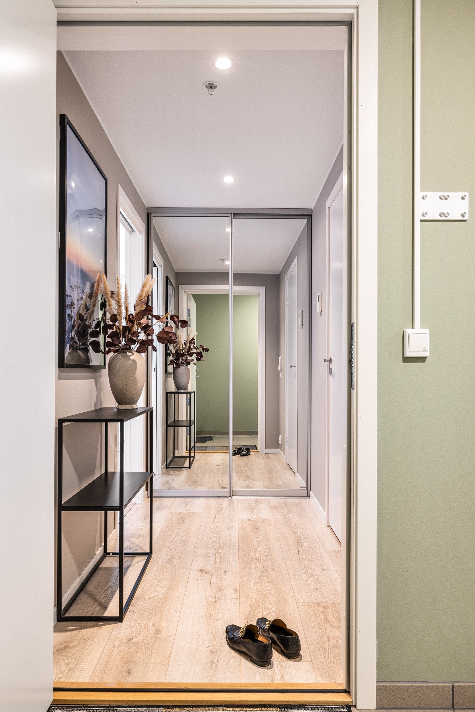Det første du møter er en romslig entré, med plass til enkel møblering og speilskyvedørsgarderobe Galleribilde