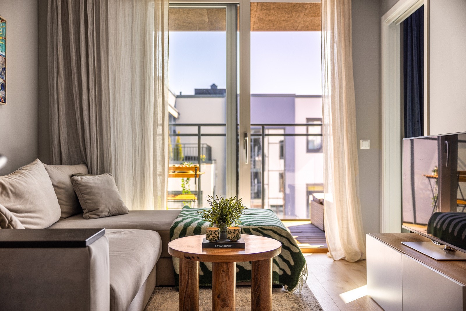 På gulv er det lagt et pent en-stavs laminatgulv, som er gjennomgående for leiligheten Galleribilde